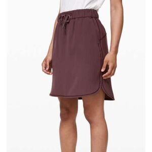 Lululemon Skirt Womens Sz 2 Cherry Cola On The Fly Travel Woven Pockets Drawcord